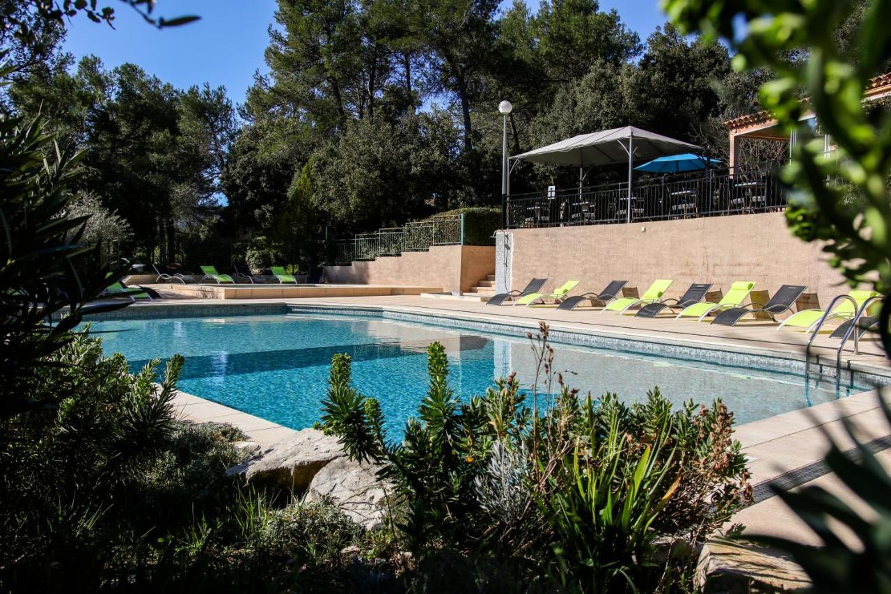 Les Arbousiers Village Hotel Provencal La Roquebrussanne Екстериор снимка