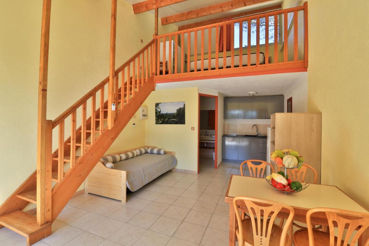 Les Arbousiers Village Hotel Provencal La Roquebrussanne Екстериор снимка