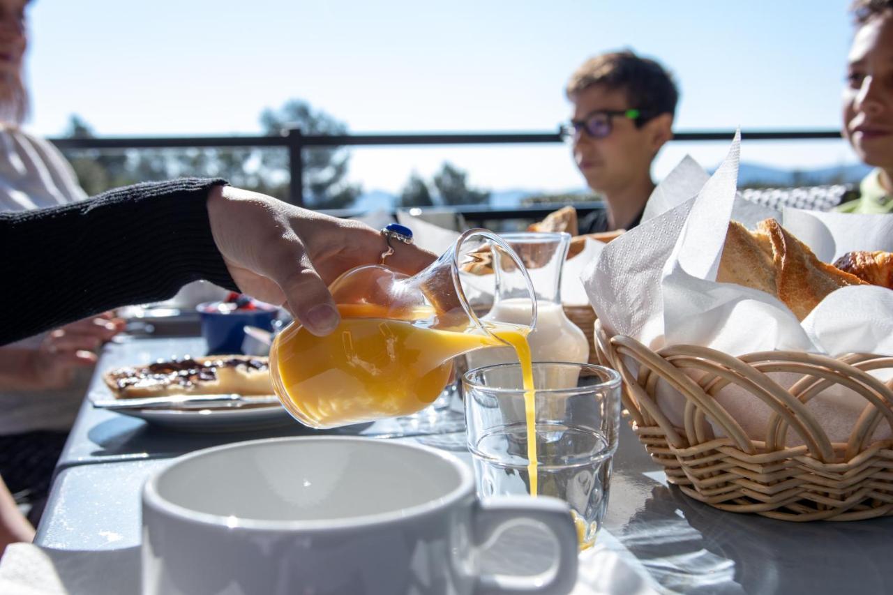 Les Arbousiers Village Hotel Provencal La Roquebrussanne Екстериор снимка