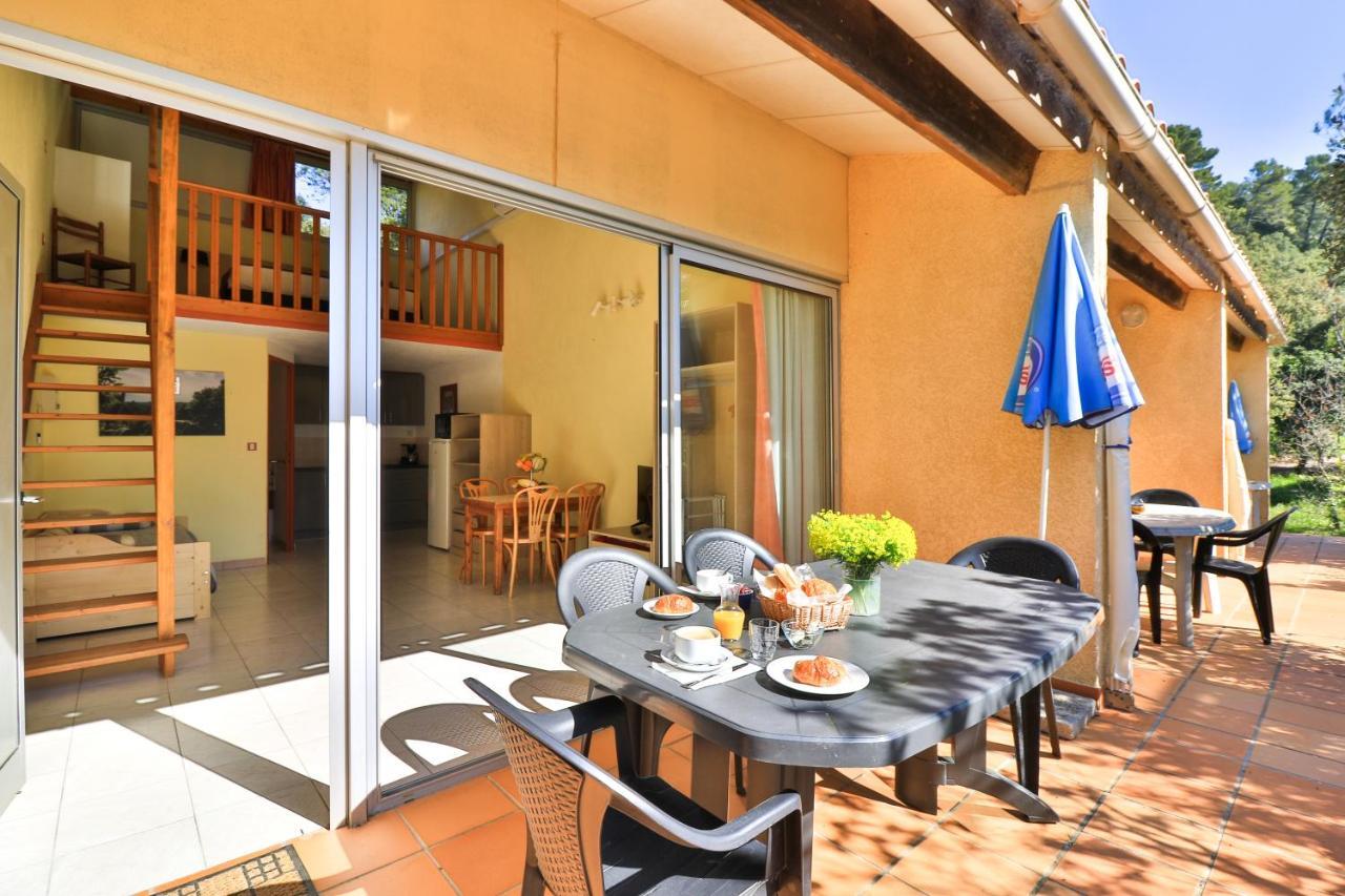 Les Arbousiers Village Hotel Provencal La Roquebrussanne Екстериор снимка