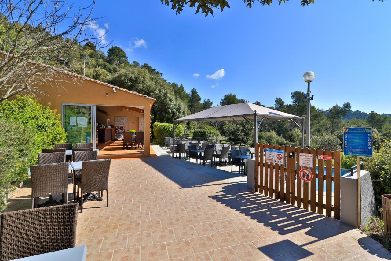 Les Arbousiers Village Hotel Provencal La Roquebrussanne Екстериор снимка