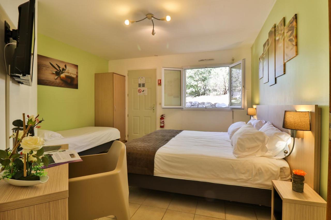 Les Arbousiers Village Hotel Provencal La Roquebrussanne Екстериор снимка