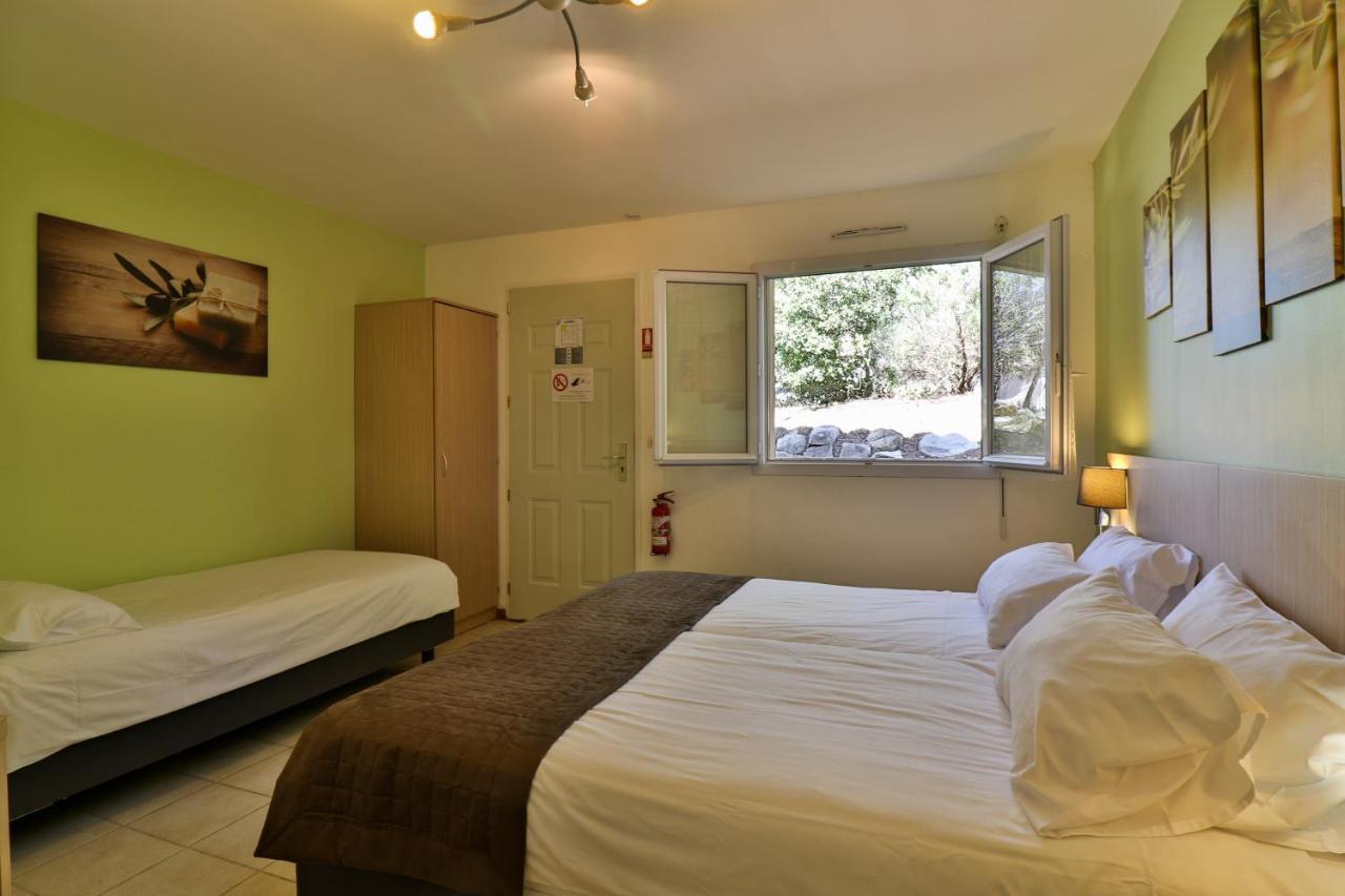 Les Arbousiers Village Hotel Provencal La Roquebrussanne Екстериор снимка