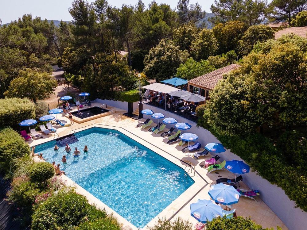 Les Arbousiers Village Hotel Provencal La Roquebrussanne Екстериор снимка
