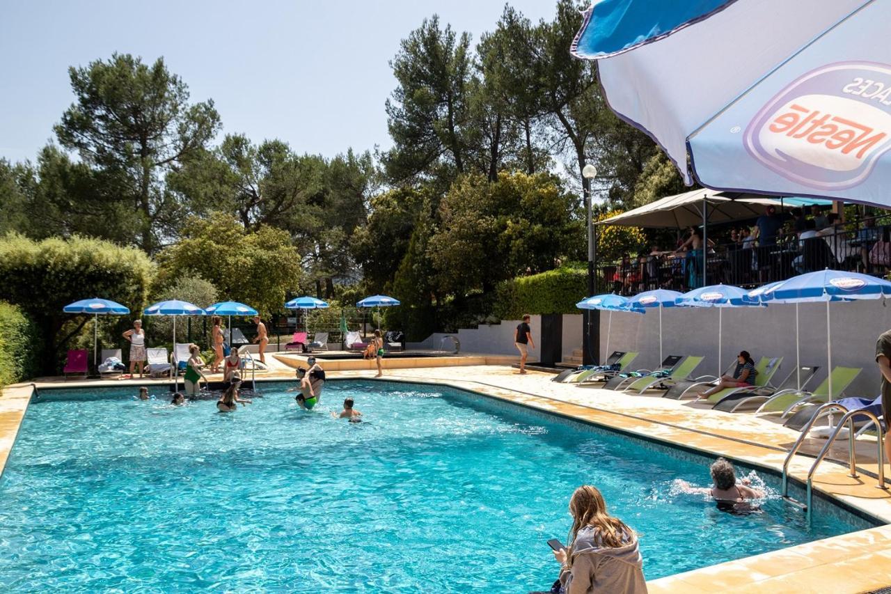 Les Arbousiers Village Hotel Provencal La Roquebrussanne Екстериор снимка
