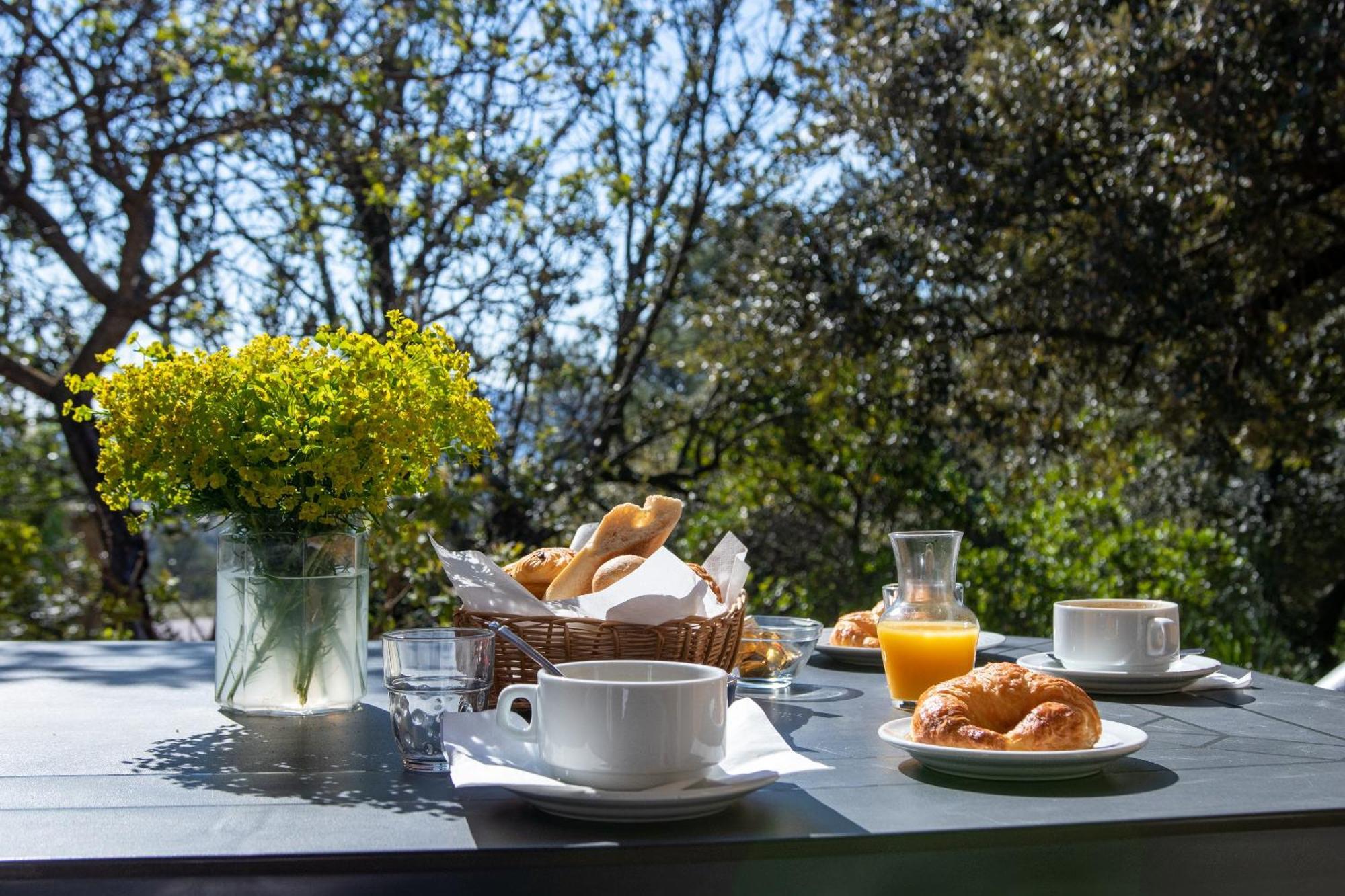 Les Arbousiers Village Hotel Provencal La Roquebrussanne Екстериор снимка