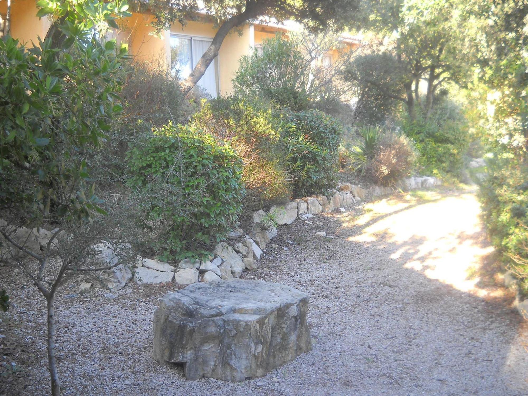 Les Arbousiers Village Hotel Provencal La Roquebrussanne Екстериор снимка
