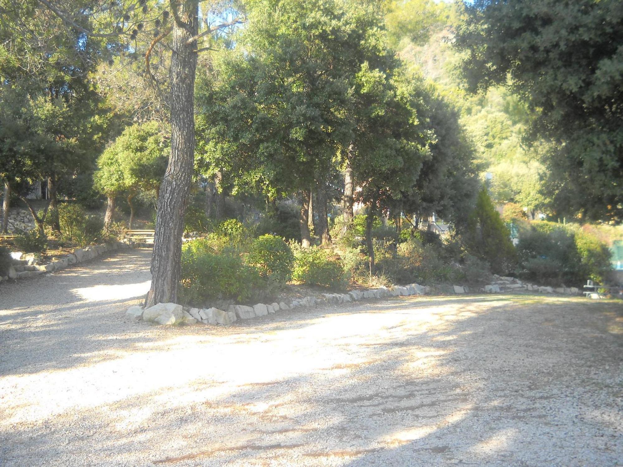 Les Arbousiers Village Hotel Provencal La Roquebrussanne Екстериор снимка