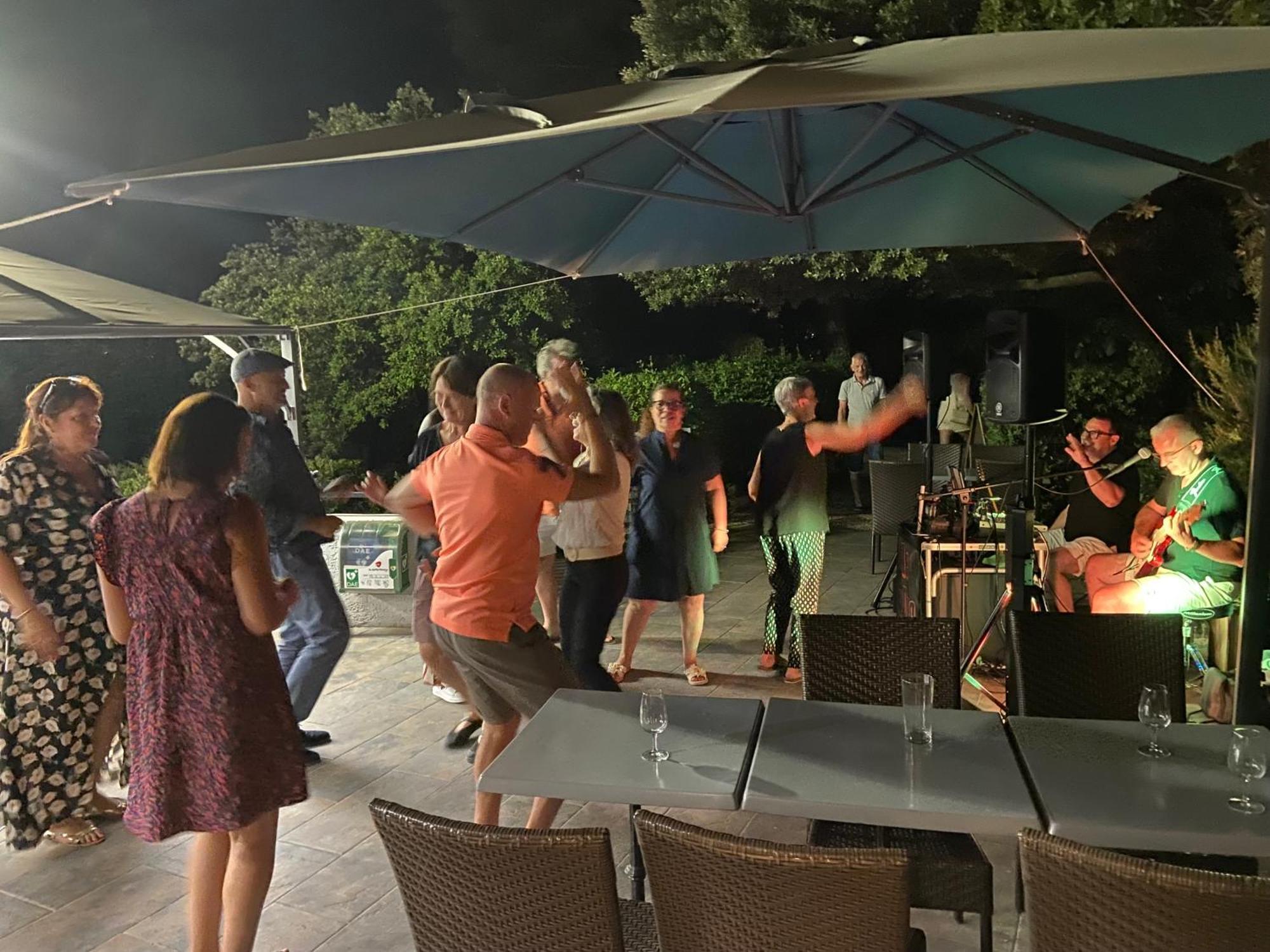 Les Arbousiers Village Hotel Provencal La Roquebrussanne Екстериор снимка