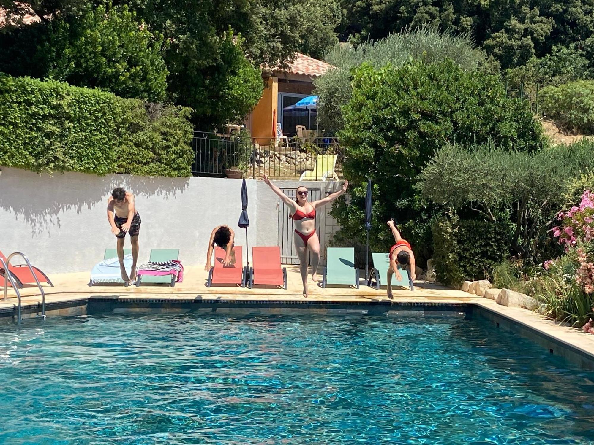 Les Arbousiers Village Hotel Provencal La Roquebrussanne Екстериор снимка
