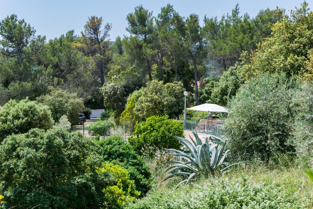 Les Arbousiers Village Hotel Provencal La Roquebrussanne Екстериор снимка