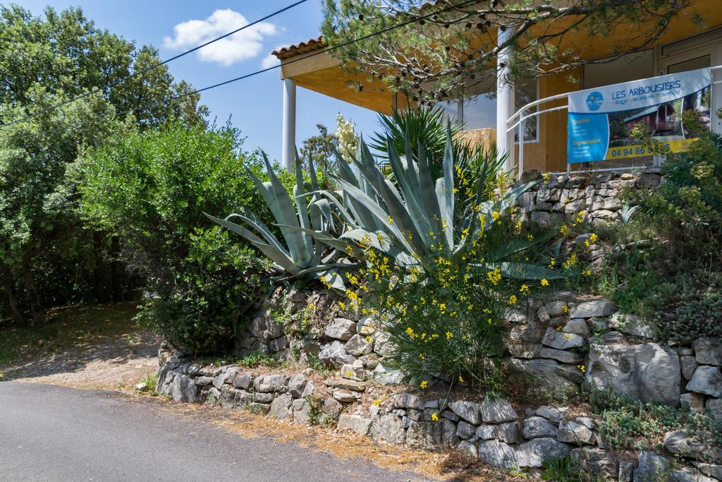 Les Arbousiers Village Hotel Provencal La Roquebrussanne Екстериор снимка