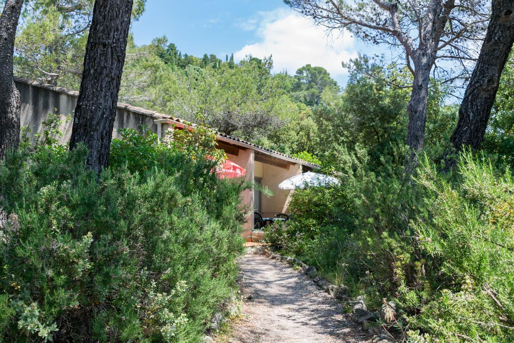 Les Arbousiers Village Hotel Provencal La Roquebrussanne Екстериор снимка