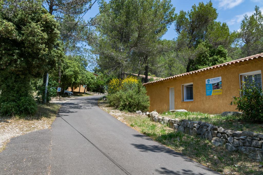 Les Arbousiers Village Hotel Provencal La Roquebrussanne Екстериор снимка