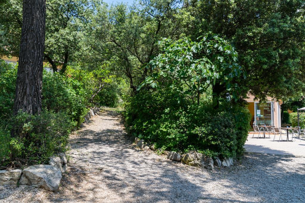 Les Arbousiers Village Hotel Provencal La Roquebrussanne Екстериор снимка