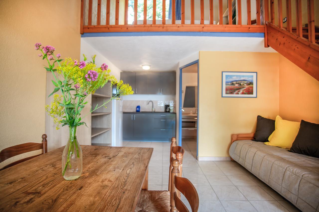 Les Arbousiers Village Hotel Provencal La Roquebrussanne Екстериор снимка