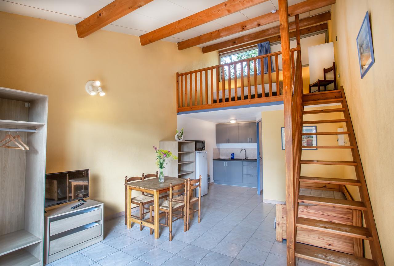 Les Arbousiers Village Hotel Provencal La Roquebrussanne Екстериор снимка