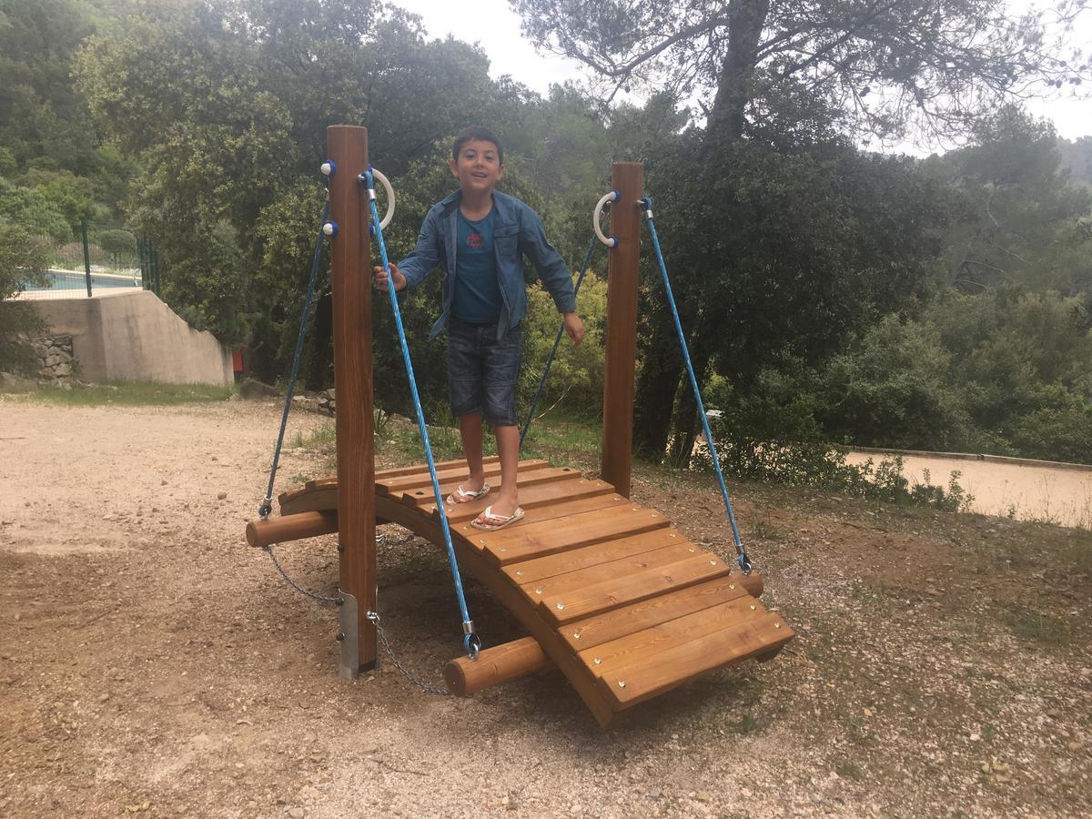 Les Arbousiers Village Hotel Provencal La Roquebrussanne Екстериор снимка