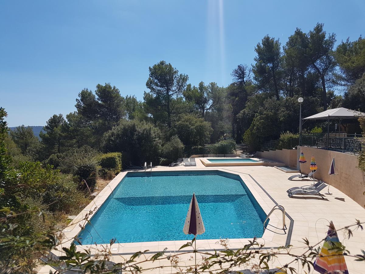 Les Arbousiers Village Hotel Provencal La Roquebrussanne Екстериор снимка