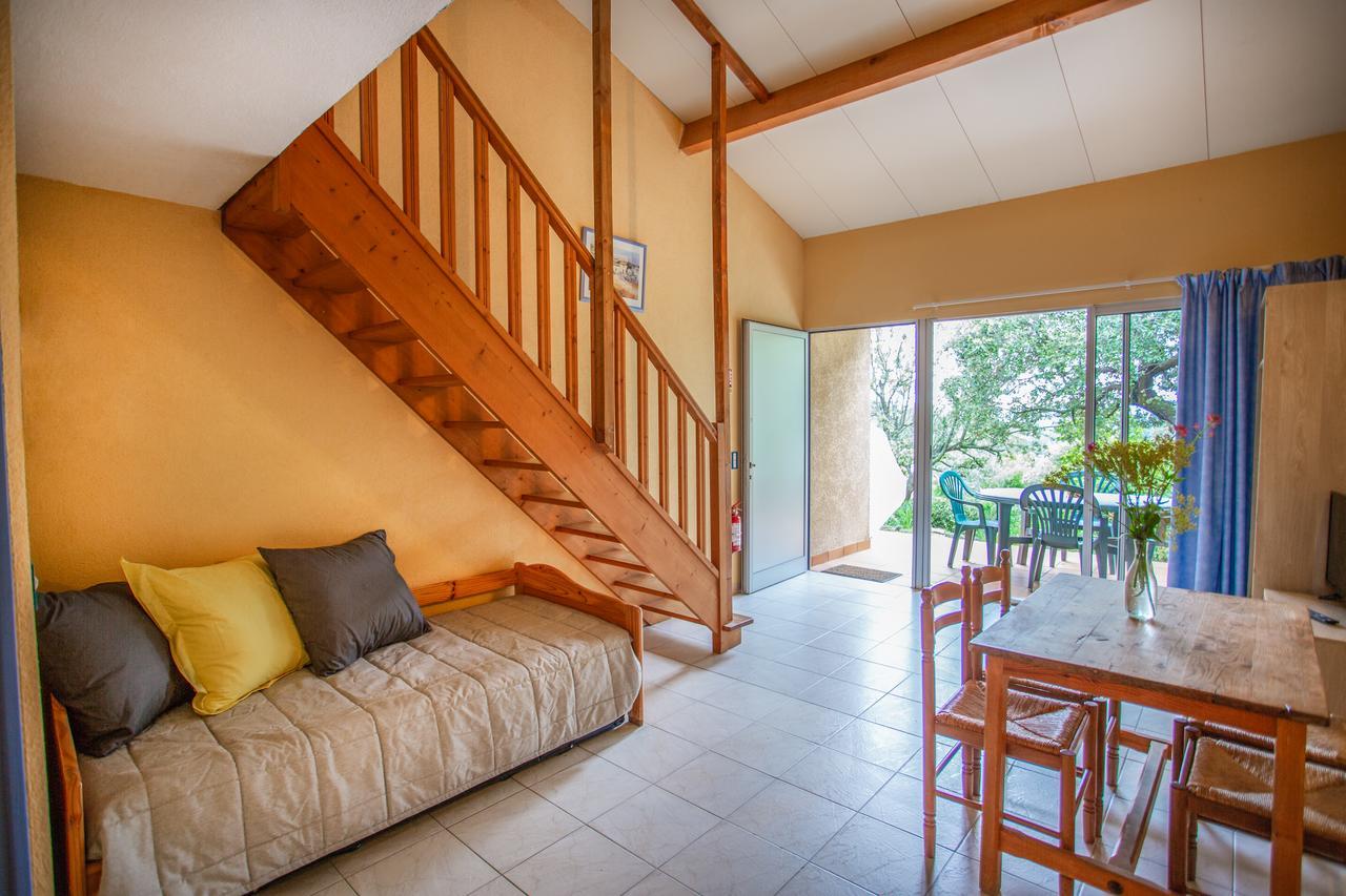 Les Arbousiers Village Hotel Provencal La Roquebrussanne Екстериор снимка
